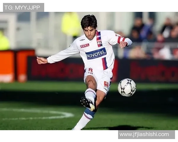 足球明星卡洛斯的精彩射门瞬间揭示了技术与激情的完美结合 足球明星卡洛斯的精彩射门瞬间揭示了技术与激情的完美结合