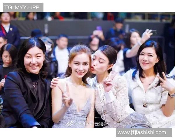 马云与足球明星亲密合影展现运动精神与友谊的精彩瞬间 马云与足球明星亲密合影展现运动精神与友谊的精彩瞬间